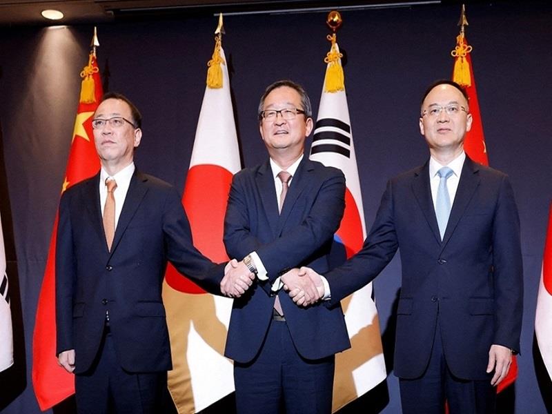 Thứ trưởng Ngoại giao Hàn Quốc Chung Byung Won (giữa), Thứ trưởng Ngoại giao cấp cao Nhật Bản Takehiro Funakoshi (trái) và Trợ lý Ngoại trưởng Trung Quốc Nông Dung (phải) bắt tay trong cuộc gặp ở Seoul, Hàn Quốc hôm 26/9. (Ảnh: Reuters)