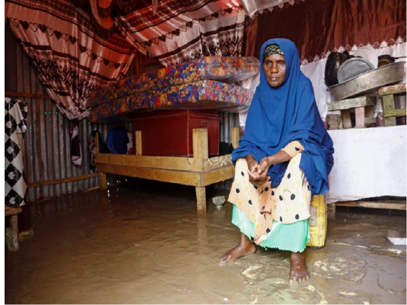 Một phụ nữ trong nơi trú ẩn tạm sau những trận mưa lớn tại trại Al Hidaya, ở ngoại ô Mogadishu, Somalia, ngày 6/11/2023. (Ảnh: Reuters)