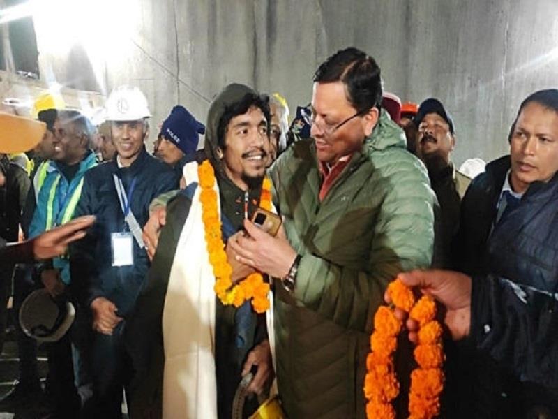 Thủ hiến bang Uttarakhand Pushkar Singh Dhami chào đón các công nhân ngay khi họ được giải cứu. (Ảnh: CBS/Getty Images)