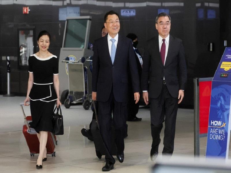 Tân Đại sứ Trung Quốc tại Mỹ Tạ Phong tại sân bay Mỹ ngày 23/5 - Ảnh: REUTERS