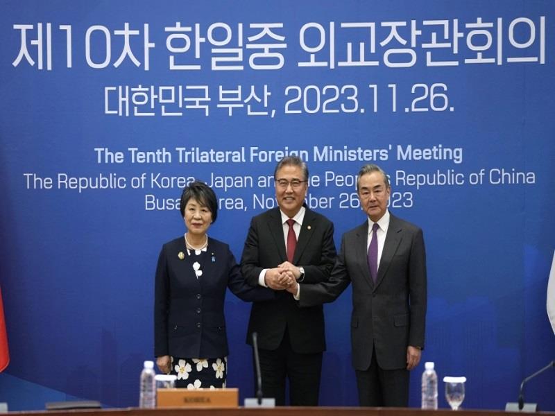 Ngoại trưởng Trung Quốc Vương Nghị, Ngoại trưởng Hàn Quốc Park Jin và Ngoại trưởng Nhật Bản Yoko Kamikawa trong cuộc gặp cấp bộ trưởng lần đầu tiên sau 4 năm. (Ảnh: AP)