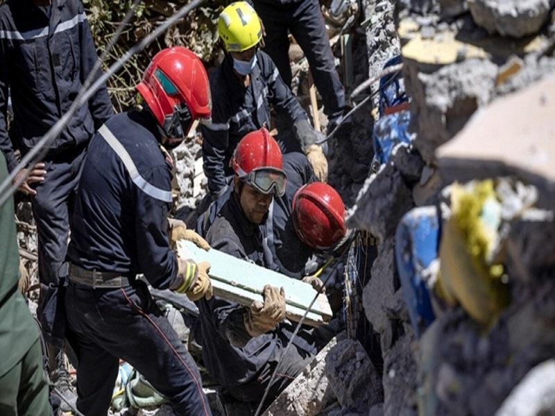 Lực lượng cứu hộ tìm kiếm trong đống đổ nát sau động đất. Ảnh: AFP