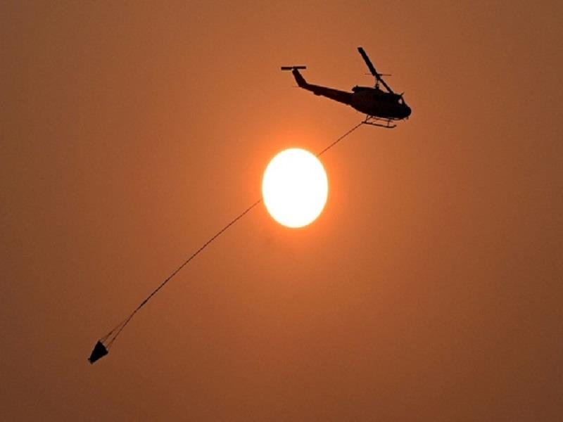 Máy bay trực thăng tham gia dập tắt cháy rừng ở Úc hôm 1/11. (Ảnh: Reuters)
