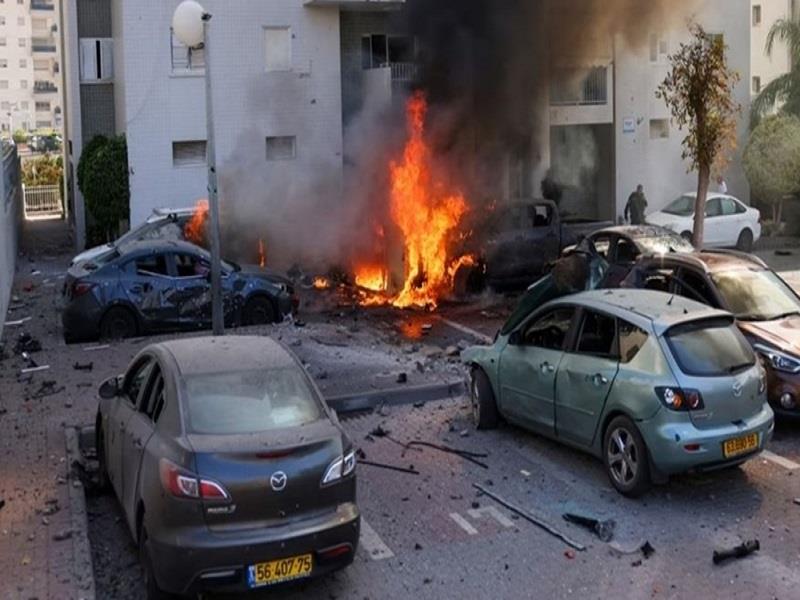 Nhiều loạt rocket bắn từ dải Gaza vào lãnh thổ Israel ngày 7/10. Ảnh: AFP