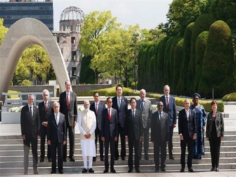 Trưởng đoàn các nước khách mời chụp ảnh chung trước Đài tưởng niệm Nạn nhân Vụ nổ bom nguyên tử tại Công viên Tưởng niệm Hòa bình Hiroshima. (Ảnh: Dương Giang/TTXVN)