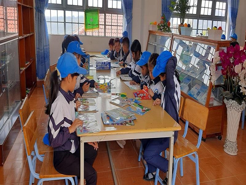Các em học sinh trường Tiểu học Đạ Nhim đọc sách tại Thư viện