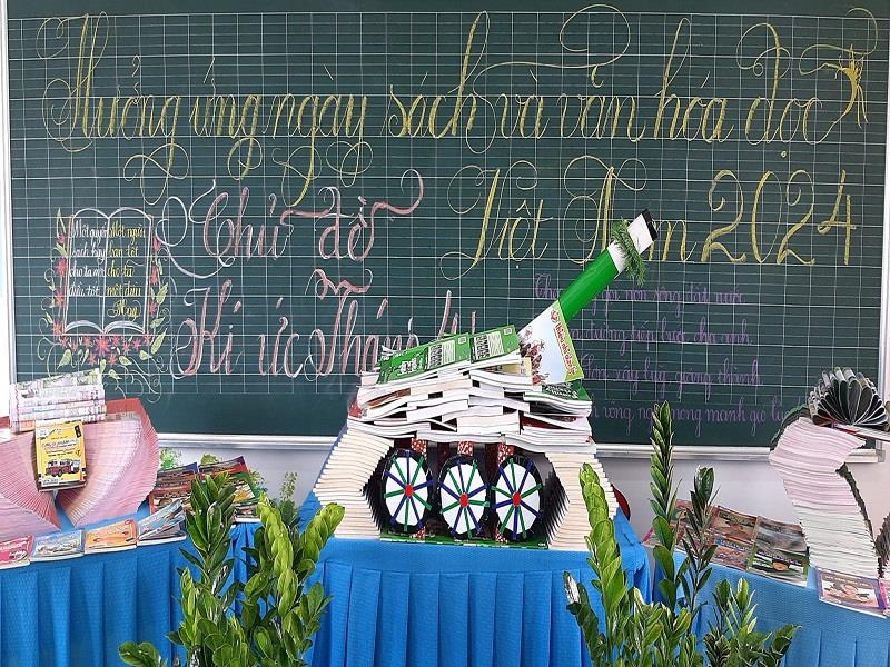 Nhiều trường tổ chức xếp sách nghệ thuật hưởng ứng Ngày Sách và Văn hóa đọc Việt Nam