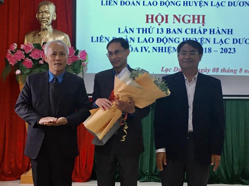 Đồng chí Phạm Văn Được và đồng chí Ya Tiong tặng hoa chúc mừng đồng chí Thân Trọng Toản