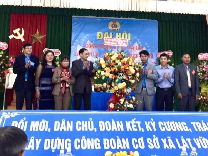Lãnh đạo Ban Dân vận Huyện ủy, Ban Tuyên giáo Huyện ủy và Chủ tịnh LĐLĐ huyện tặng hoa chúc mừng đại hội