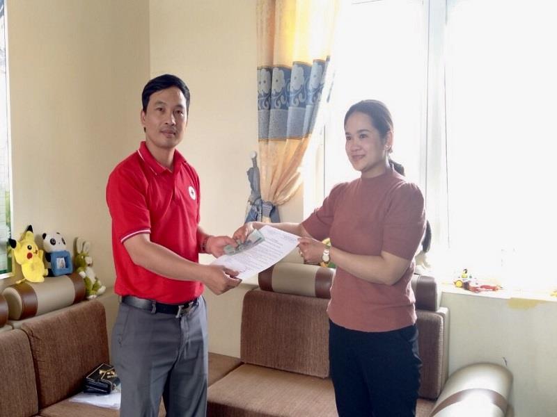 Đại diện Ban Giám hiệu nhà trường thay mặt gia đình cô giáo Nguyễn Thị Minh nhận tiền hỗ trợ khó khăn đột xuất từ Thường trực Hội Chữ thập đỏ huyện