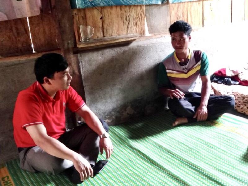 Thường trực Hội Chữ thập đỏ huyện thăm gia đình anh Ka Kơ