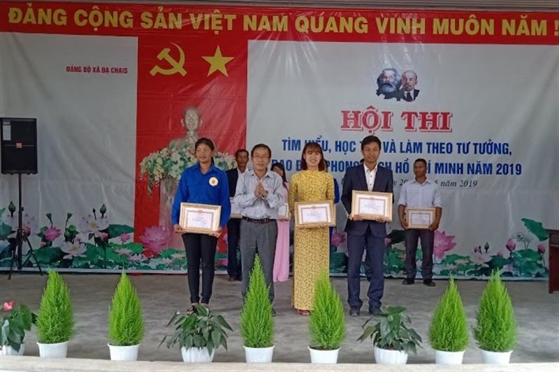 Đồng chí Trần Công Chánh - Phó Bí thư thường trực Huyện ủy trao giải Nhất, Nhì, Ba cho 3 đội đạt giải cao nhất
