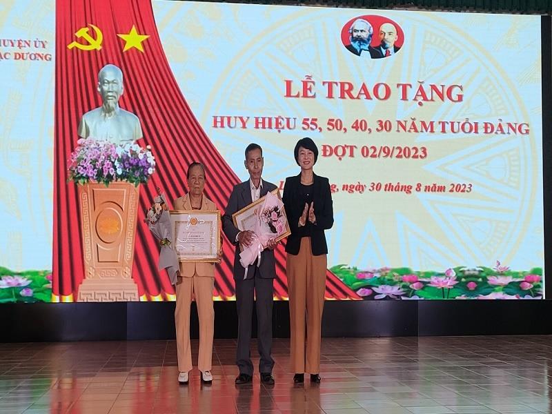 Đồng chí Phạm Thị Phúc - UVBTV, Trưởng ban Dân vận Tỉnh ủy trao Huy hiệu 55, 50 năm tuổi Đảng cho các đảng viên