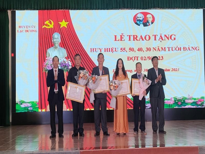 Đồng chí Sử Thanh Hoài - Bí thư Huyện ủy và đồng chí Ya Tiong - Phó Bí thư Thường trực Huyện ủy trao Huy hiệu 40, 30 năm tuổi Đảng cho các đảng viên