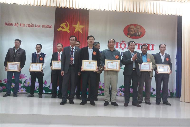 Ban Tổ chức trao giải thưởng cho các đội đạt giải trong Hội thi