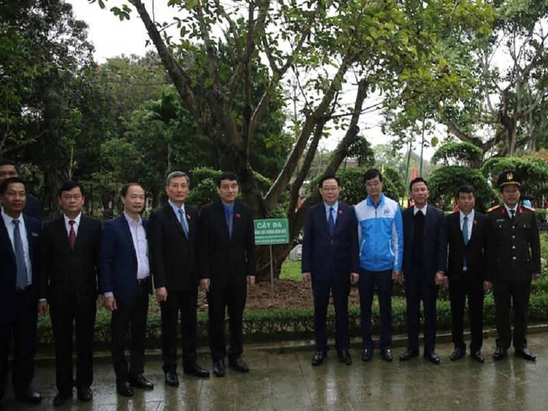 Chủ tịch Quốc hội Vương Đình Huệ trồng cây lưu niệm tại Khu di tích quốc gia đặc biệt Kim Liên