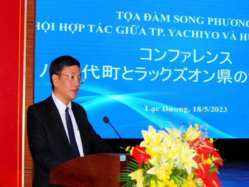 Ông Bùi Thế - Chủ tịch UBND huyện Lạc Dương, chúc mừng sự hợp tác tốt đẹp giữa các doanh nghiệp Lạc Dương và Yachiyo